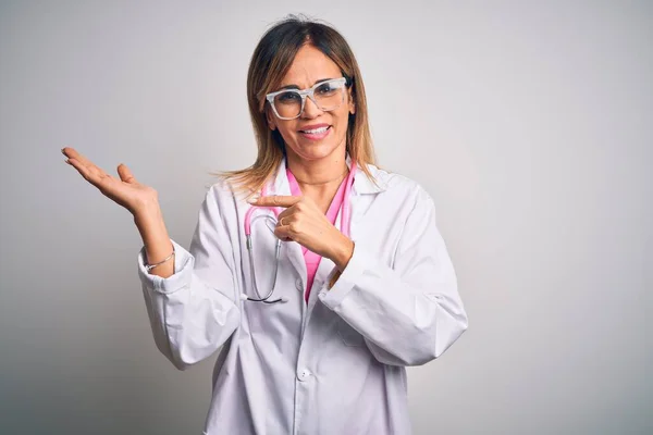 Middelbare Leeftijd Mooie Arts Vrouw Dragen Roze Stethoscoop Geïsoleerde Witte — Stockfoto