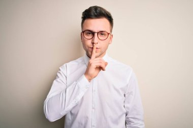 Gözlük takan yakışıklı iş adamları ve izole edilmiş arka planda zarif gömlekler giyip sessiz olmak istiyorlar. Sessizlik ve gizli konsept.