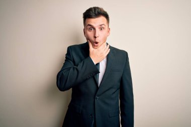 Şık takım elbiseli ve kravatlı genç yakışıklı bir iş adamı. İnançsızlığa, şaşkınlığa ve elleri çenesinde olan şaşkınlığa hayran görünüyor.