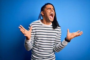 Rastgele çizgili süveter giyen Afro saçlı genç, yakışıklı afro adam kollarını kaldırmış ve gözleri kapalı heyecanla haykırarak başarıyı kutluyor. Kazanan konsept