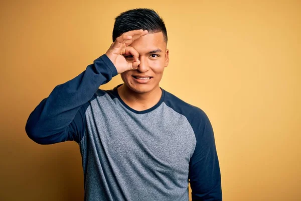 Joven Hombre Latino Guapo Con Camiseta Casual Pie Sobre Fondo —  Fotos de Stock