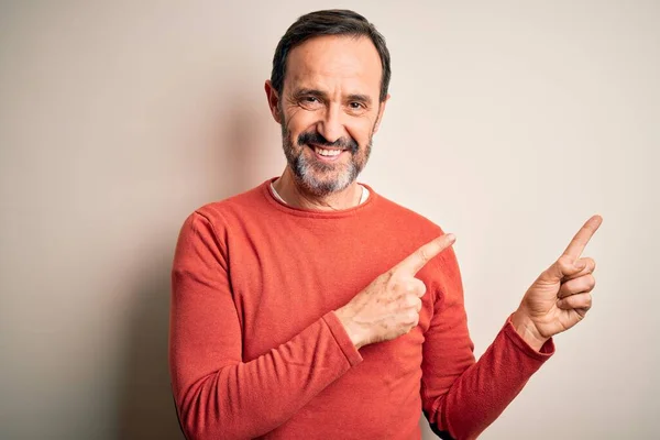 Homem Hoary Meia Idade Vestindo Camisola Laranja Casual Sobre Fundo — Fotografia de Stock