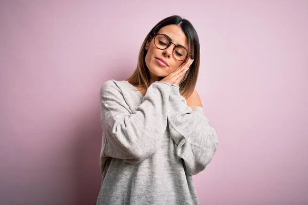 Joven Hermosa Morena Con Suéter Casual Gafas Sobre Fondo Rosa — Foto de Stock