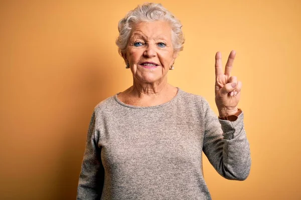 Senior Vacker Kvinna Bär Casual Shirt Stående Över Isolerad Gul — Stockfoto