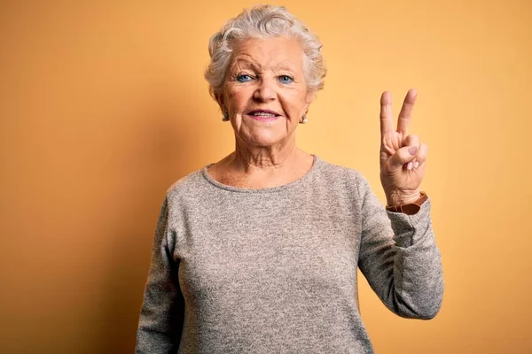 Senior Hermosa Mujer Con Camiseta Casual Pie Sobre Fondo Amarillo — Foto de Stock