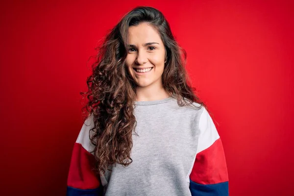 Jonge Mooie Vrouw Met Krullend Haar Dragen Casual Sweatshirt Geïsoleerde — Stockfoto