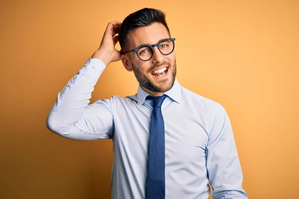 Jovem Empresário Bonito Vestindo Gravata Óculos Sobre Fundo Amarelo Sorrindo — Fotografia de Stock