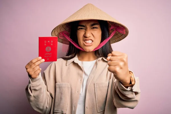 여권을 전통적 모양의 아시아인 모자를 여성은 당황하고 고함을 지르며 — 스톡 사진
