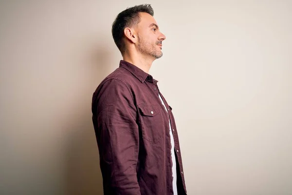 Jovem Homem Bonito Vestindo Camisa Casual Sobre Fundo Branco Isolado — Fotografia de Stock