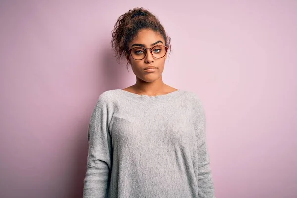 Fiatal Gyönyörű Afro Amerikai Lány Pulóvert Szemüveget Visel Rózsaszín Háttér — Stock Fotó