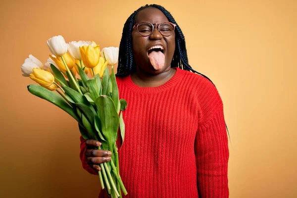 Jeune Femme Afro Américaine Taille Avec Des Tresses Tenant Bouquet — Photo