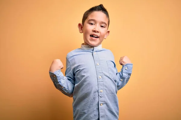 Niño Pequeño Con Camisa Elegante Pie Sobre Fondo Aislado Amarillo — Foto de Stock