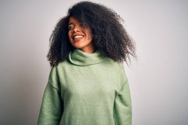 Junge Schöne Afrikanisch Amerikanische Frau Mit Afro Haaren Grünem Winterpullover — Stockfoto