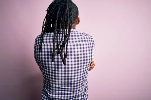 Ung Stilig Afrikansk Amerikansk Afro Man Med Dreadlocks Avslappnad Skjorta — Stockfoto