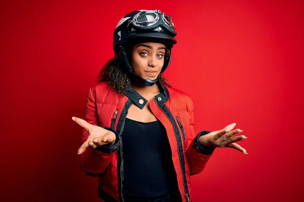 Menina Motociclista Afro Americana Jovem Vestindo Capacete Moto Óculos Sobre — Fotografia de Stock