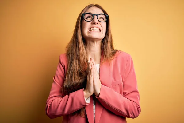 Junge Schöne Rothaarige Frau Mit Jacke Und Brille Vor Isoliertem — Stockfoto