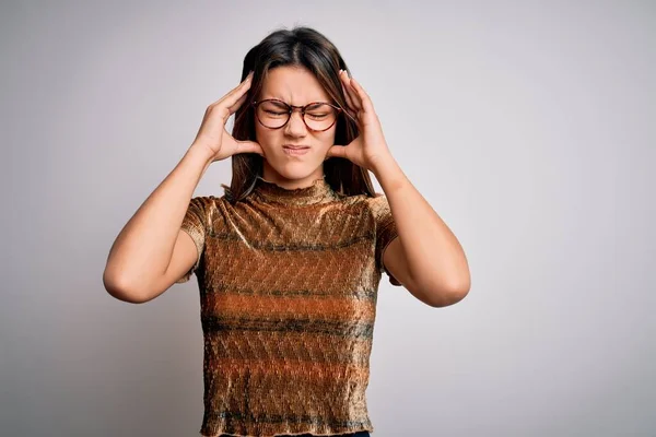 Jong Mooi Brunette Meisje Draagt Casual Shirt Bril Geïsoleerde Witte — Stockfoto