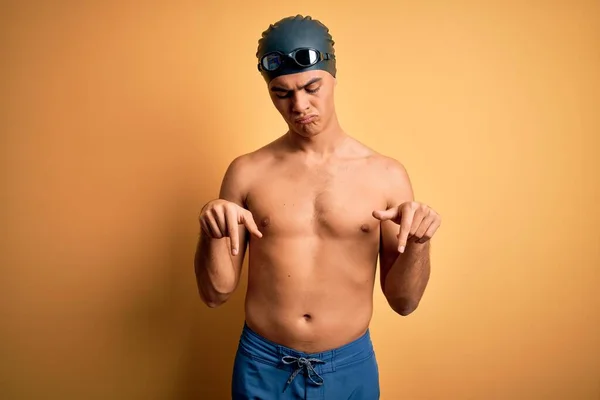 Genç Yakışıklı Adam Mayosuz Yüzme Şapkası Takmış Izole Edilmiş Sarı — Stok fotoğraf