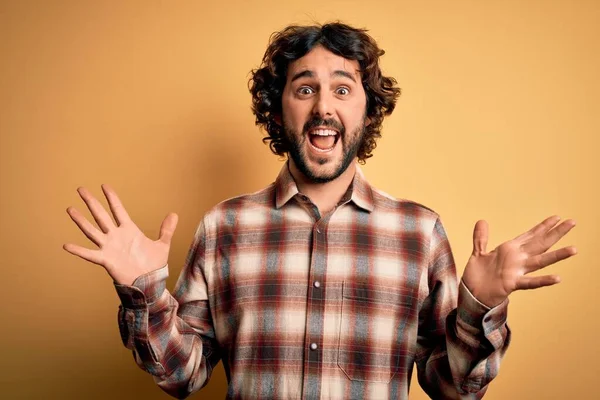 Homem Bonito Jovem Com Barba Vestindo Camisa Casual Sobre Fundo — Fotografia de Stock