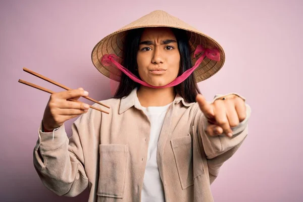 Young Thai Woman Wearing Traditional Conical Asian Hat Eating Food — Stock Photo, Image