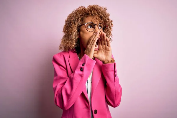 Jong Afrikaans Amerikaans Zakenvrouw Dragen Bril Staande Roze Achtergrond Schreeuwen — Stockfoto