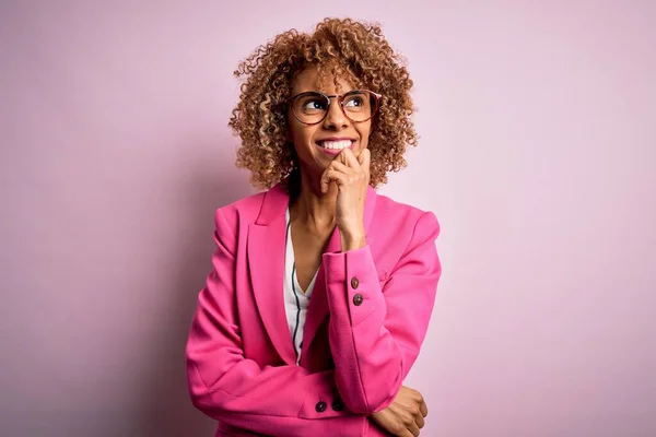 Jeune Femme Affaires Afro Américaine Portant Des Lunettes Debout Sur — Photo