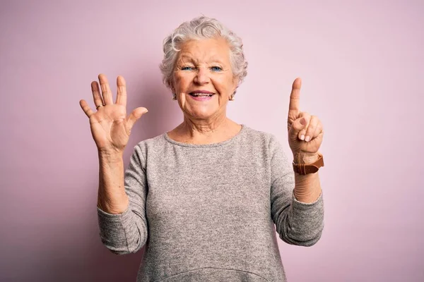 Idősebb Gyönyörű Alkalmi Pólóban Elszigetelt Rózsaszín Háttér Felett Áll Mutatva — Stock Fotó