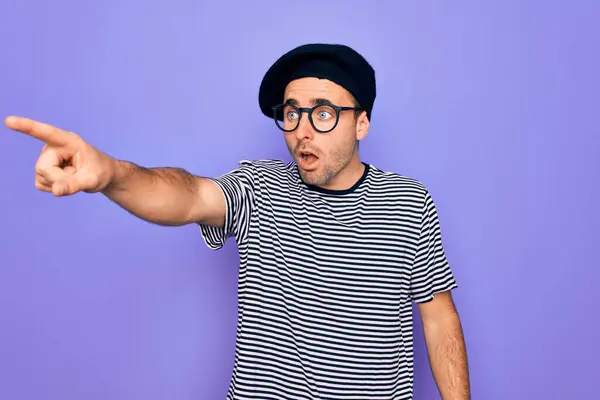 Bonito Homem Com Olhos Azuis Vestindo Camiseta Listrada Boina Francesa — Fotografia de Stock