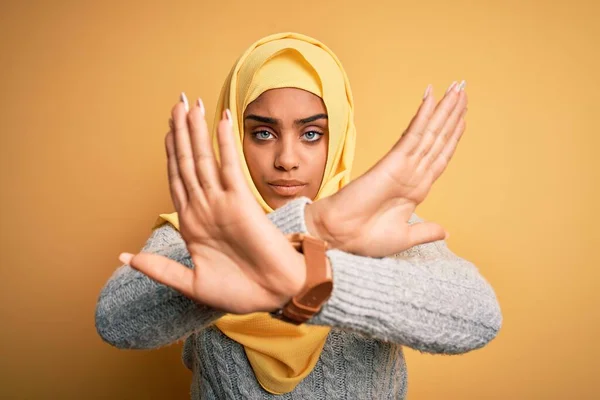 Junge Schöne Afrikanisch Amerikanische Mädchen Trägt Muslimischen Hijab Über Isolierten — Stockfoto