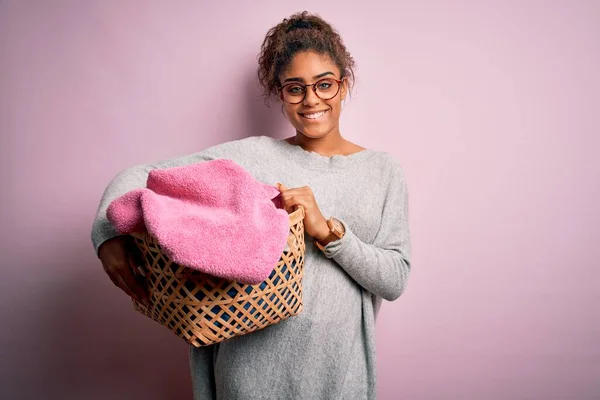 Young African American Girl Wearing Glasses Doing Housework Holding Wicker — Stock Photo, Image