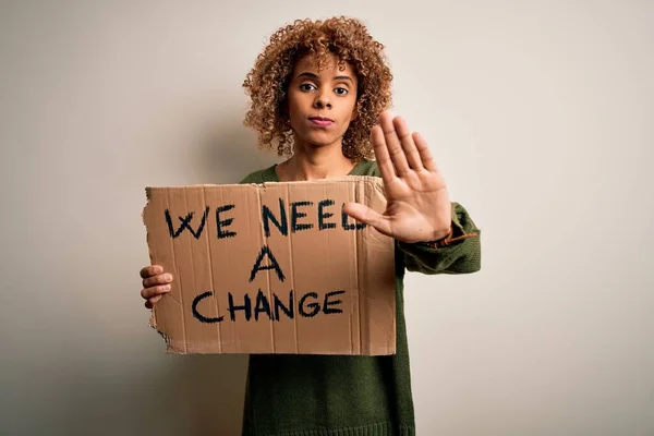 Joven Activista Afroamericana Pidiendo Cambio Sosteniendo Pancarta Con Mensaje Con —  Fotos de Stock