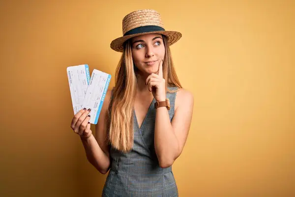 Joven Turista Rubia Con Ojos Azules Vacaciones Con Sombrero Mano —  Fotos de Stock