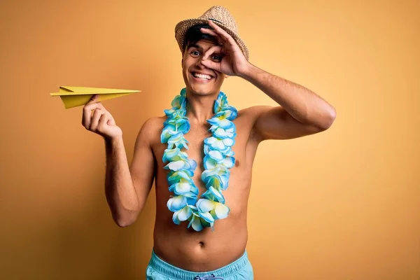 Joven Turista Vacaciones Con Traje Baño Flores Lei Hawaiana Sosteniendo — Foto de Stock