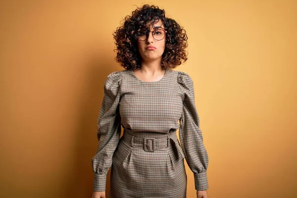 Krásná Arabská Obchodní Žena Nosí Šaty Brýle Stojící Nad Žlutým — Stock fotografie