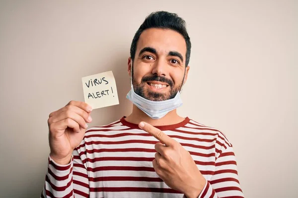 Ung Stilig Man Med Skägg Bär Medicinsk Mask Innehav Virus — Stockfoto