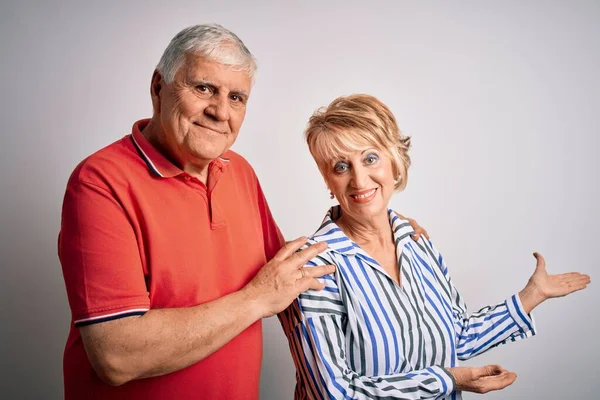 Senioren Mooi Paar Staan Samen Geïsoleerde Witte Achtergrond Nodigen Uit — Stockfoto