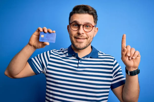 Fiatal Férfi Kék Szemű Szemüveges Tartja Hitelkártya Felett Kék Háttér — Stock Fotó