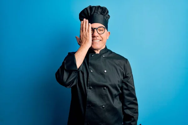 Hombre Guapo Cocinero Pelo Gris Mediana Edad Con Uniforme Cocina —  Fotos de Stock