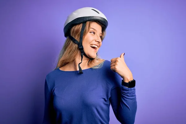 Jovem Bela Mulher Ciclista Loira Usando Capacete Segurança Bicicleta Sobre — Fotografia de Stock