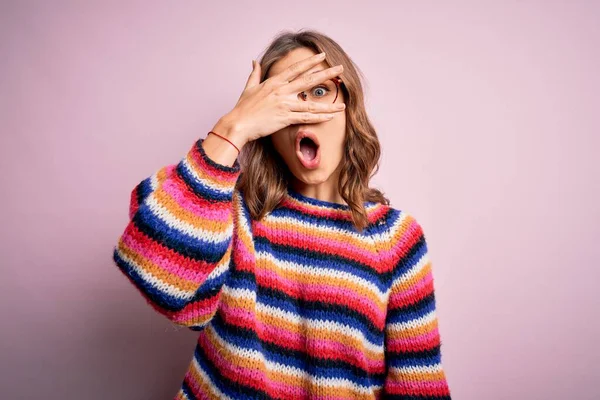 Jong Mooi Blond Meisje Dragen Bril Casual Trui Roze Geïsoleerde — Stockfoto