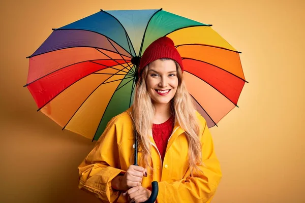 Junge Schöne Blonde Frau Regenmantel Und Wollmütze Hält Bunten Regenschirm — Stockfoto