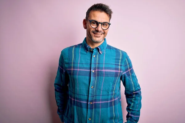 Mladý Pohledný Muž Neformální Košili Brýlích Stojící Nad Izolovaným Růžovým — Stock fotografie