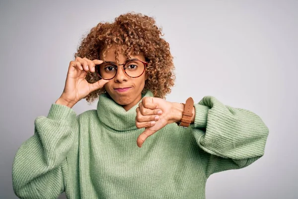 Mujer Óptica Afroamericana Con Pelo Rizado Usando Gafas Sobre Fondo —  Fotos de Stock