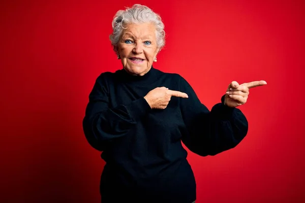 Senior Krásná Žena Sobě Ležérní Svetr Stojí Nad Izolovaným Červeným — Stock fotografie