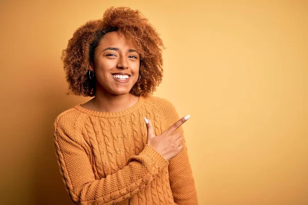 Mladý Krásný Afroameričan Afro Žena Kudrnaté Vlasy Sobě Ležérní Svetr — Stock fotografie