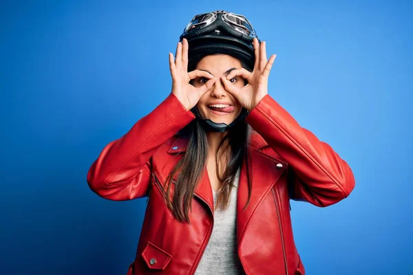 Junge Schöne Brünette Motorradfahrerin Mit Motorradhelm Und Jacke Die Geste — Stockfoto