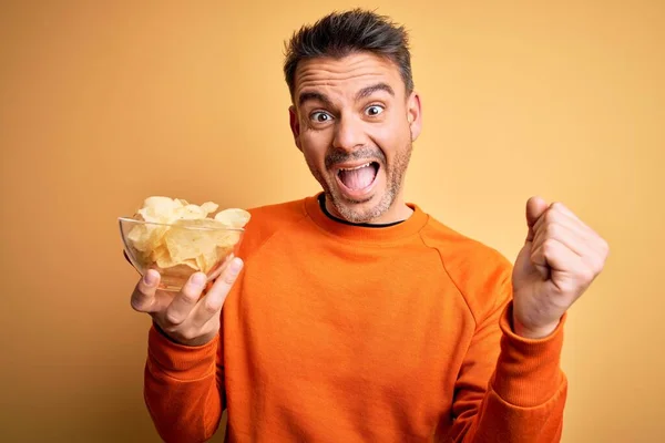 Ung Stilig Man Som Håller Skål Med Potatis Chips Över — Stockfoto