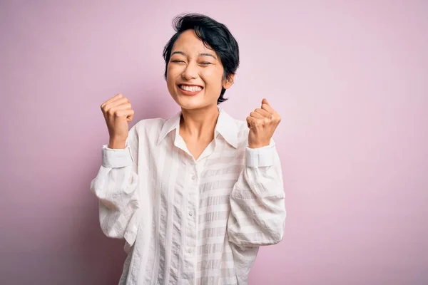 Jong Mooi Aziatisch Meisje Dragen Casual Shirt Staan Geïsoleerde Roze — Stockfoto