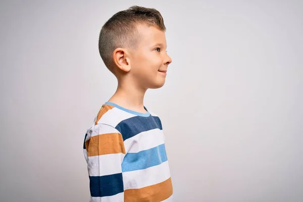 Junge Kleine Kaukasische Kinder Mit Blauen Augen Stehen Gestreiftem Hemd — Stockfoto