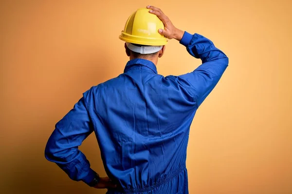 Młody Przystojny Afrykański Robotnik Noszący Niebieski Mundur Kask Ochronny Myślący — Zdjęcie stockowe